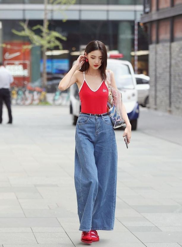 美女|街拍:喜欢第一位美女,一双大白腿非常修长,笑起来很美!