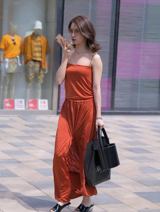 吊带 酒红色吊带连衣裙,穿出性感知性美,展现温婉的气质风格!