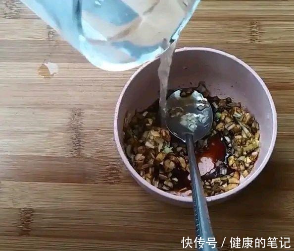 拿肉都不换的鱼香茄子做法，制作简单明了，看着就很香！