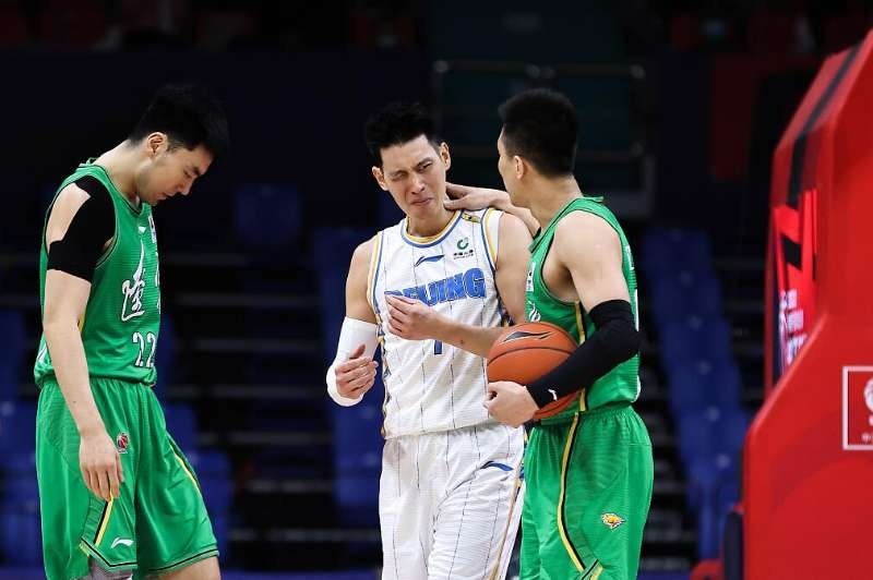 CB杨鸣大闹技术台!郭艾伦1v3,林书豪又倒地了,辽京成就CBA经典