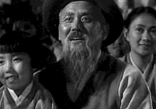 搞笑|两个农民在山沟里面自封“皇帝”,留下的闹剧至今搞笑