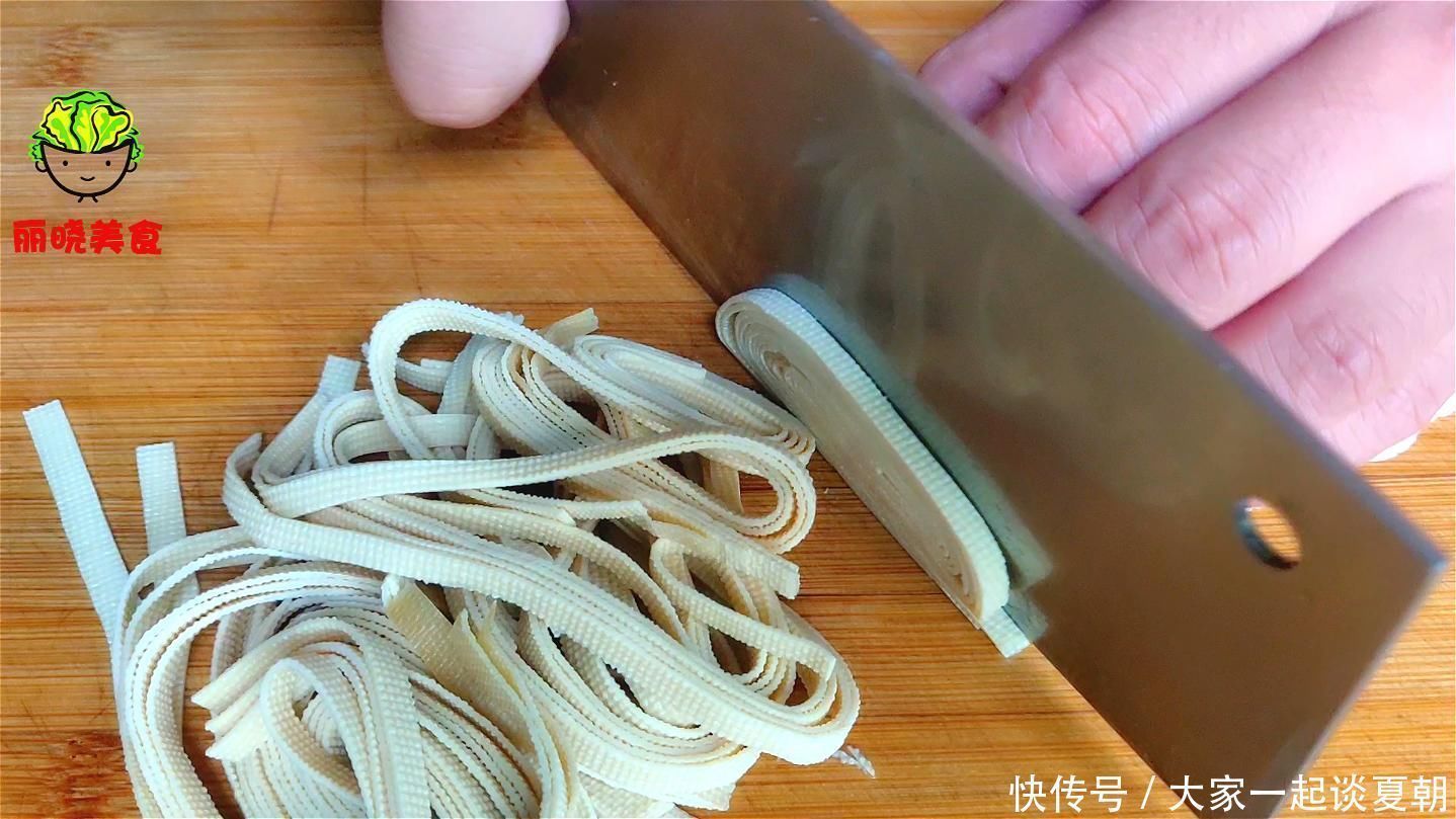 豆腐皮别炒菜了，教你好吃做法，我家一周吃5次，真的是太解馋了