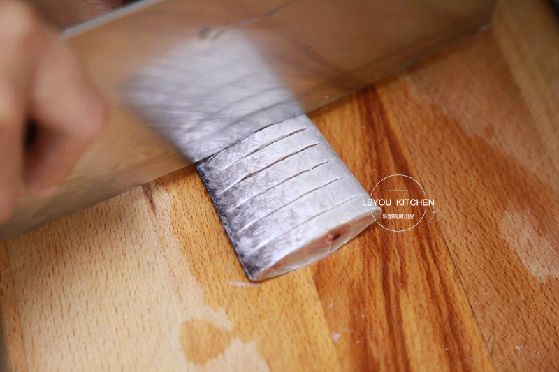 煎带鱼的一些小妙招,做着更简单,外酥里嫩,香味可以飘到隔壁