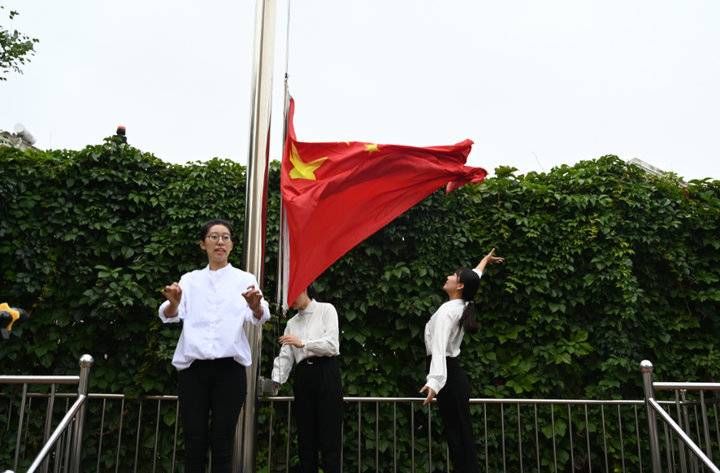 双语|济南东方双语学子开学第一课：请党放心，强国有我