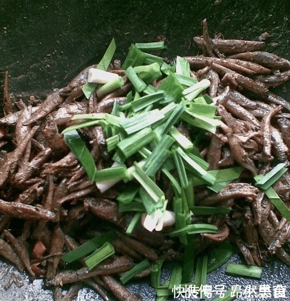 大热天的, 我炒了这个菜, 香极了, 下饭也下酒, 老公一人吃了一锅米饭