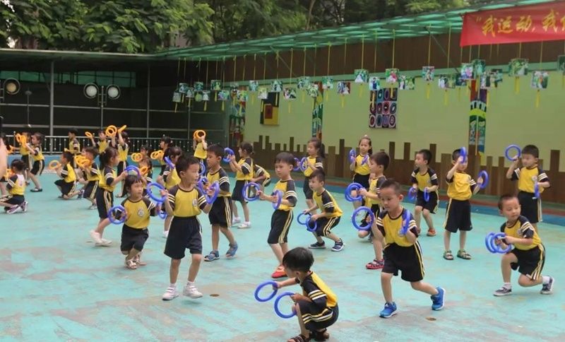 女孩在幼儿园午睡的样子真好笑，给不爱睡午觉的娃做了个正确示范