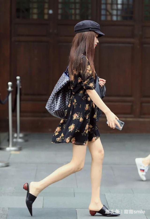 高跟鞋 美女脚上搭配着一双气质的高跟凉鞋,简约的搭配,显年轻又显时尚