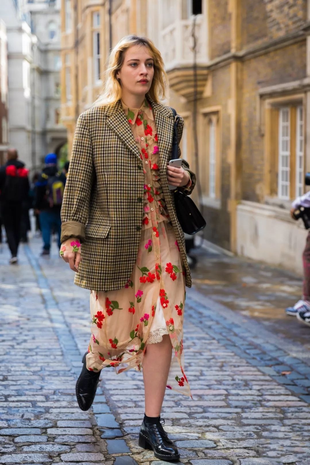 著名主持人周涛真会穿，一袭印花连衣裙清新浪漫，端庄知性