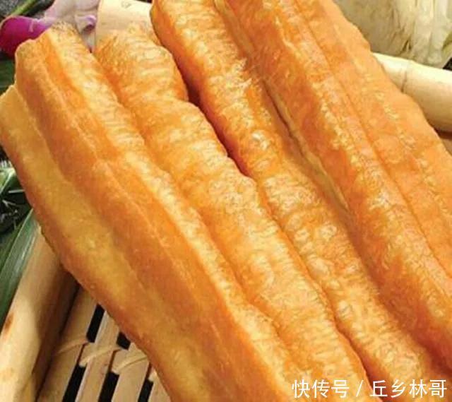 吃了半辈子油条,终于找到最正确的做法,只加一包它,根根都蓬松