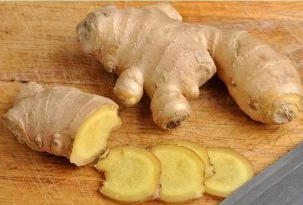 挥发油|生姜和此物一起煮,湿气没了,清肠排毒,肚子平了,预防老年斑!