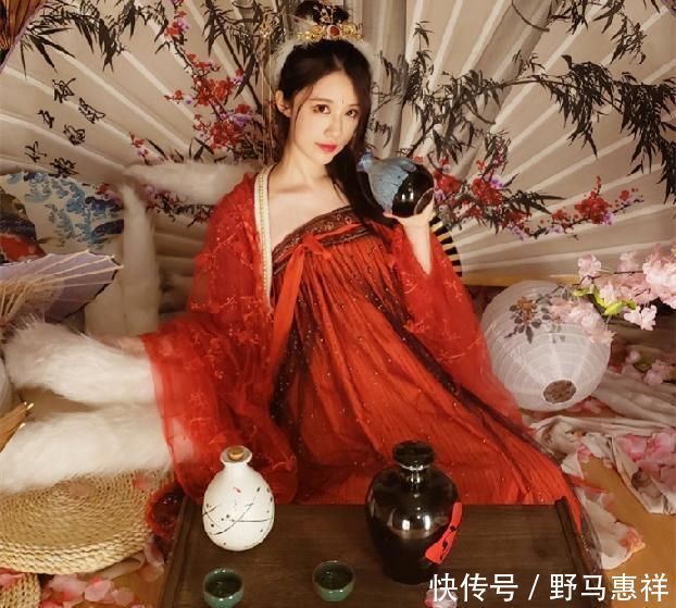 古装|当网红COS古装,蔡萝莉搞笑,刀小刀违和,而她代表“东方美”!