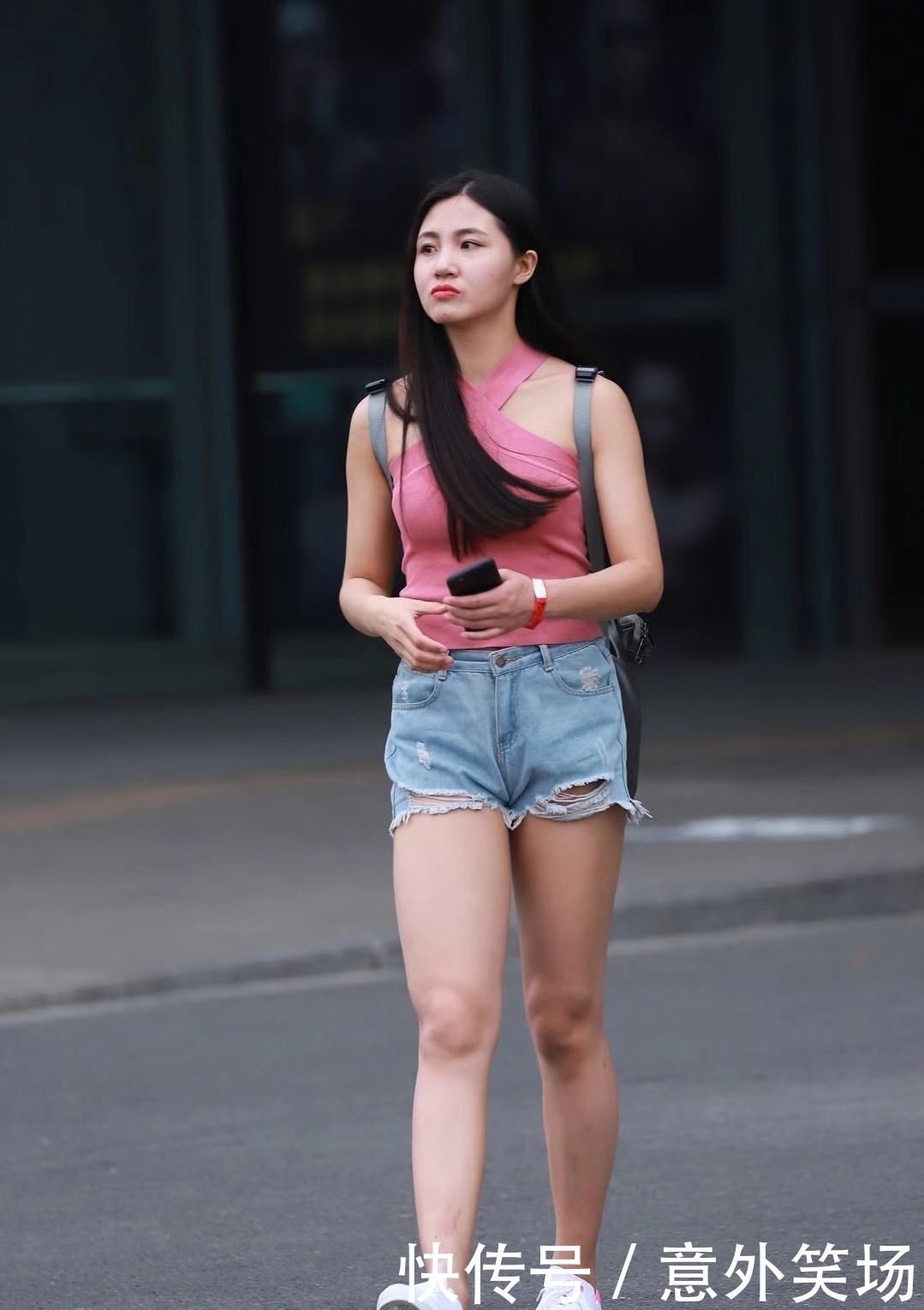 可爱|街拍:小姐姐甜美可爱风,凹凸有致性感迷人又个性的女神!