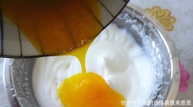 平底锅就能完成的、入口即化的舒芙蕾式蛋糕,简单好做,太好吃!