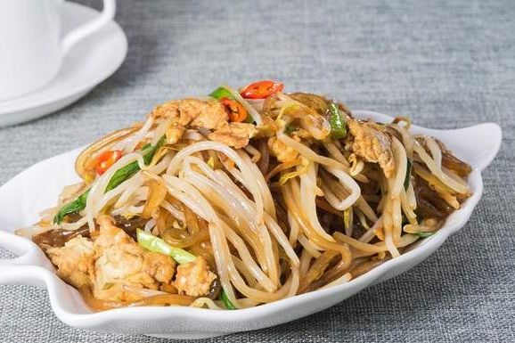 用它炒粉条，比白菜肉末好吃多了，清脆爽滑，吃一次就忘不了