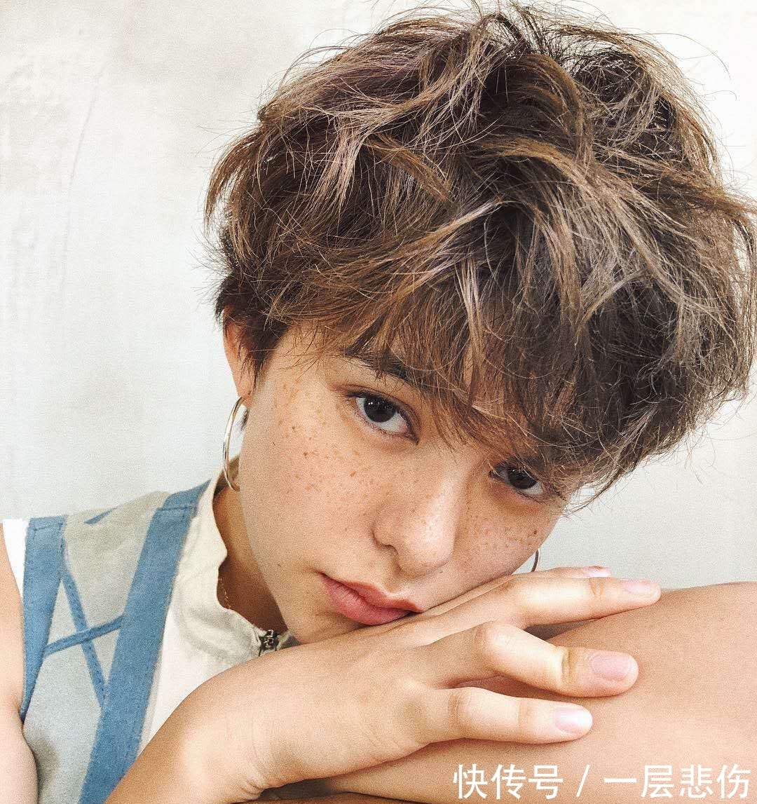 烫发 短发女生想烫发,请问冷烫好还是热烫好?为什么?