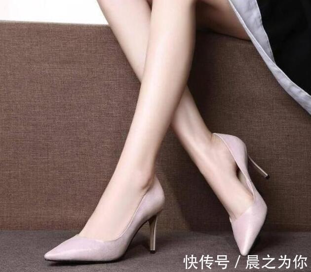 红色高跟鞋 线条顺畅的尖头细脚高跟鞋,修饰出完美的脚型,提升女人迷人气息