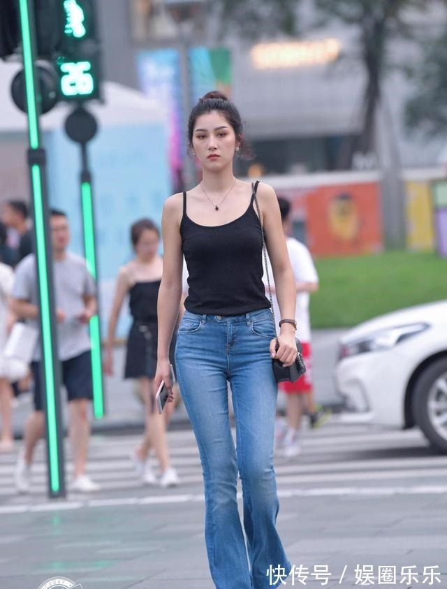 妹子们 清秀可人的打底裤美女,使人感到眼前一亮,让你帅气!