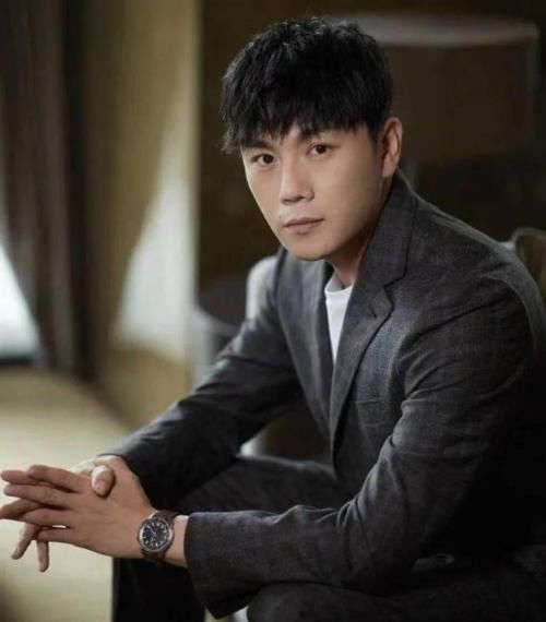 秦昊将接任黄晓明主持《浪姐2》？无主持经验，还不断玩爬山梗，粉丝心累了