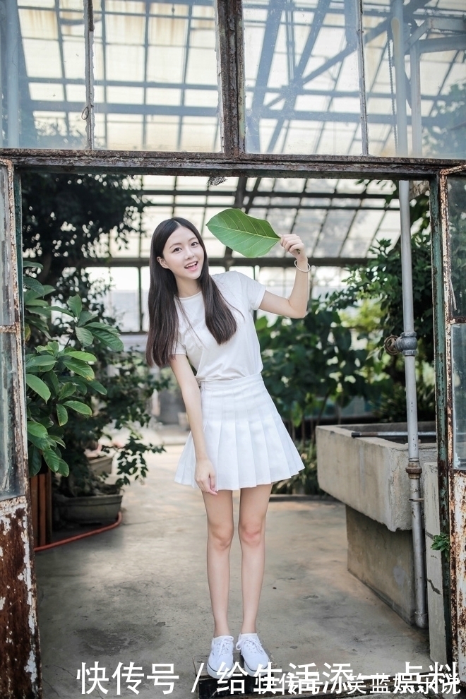 长发美女T恤衫百褶裙搭配一双小白鞋少女感十足,美美哒