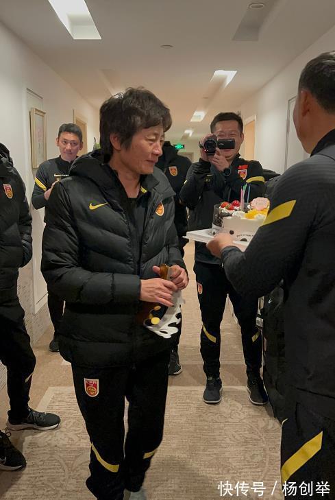女足亚洲杯|中国女足新帅55岁生日,队长吴海燕罕见发声,1老将表态令人意外
