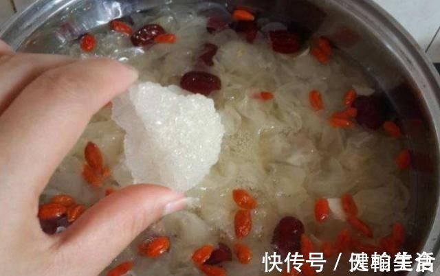 冰糖|煮银耳汤,用红糖好还是冰糖好?两者效果完全不一样,别用错了