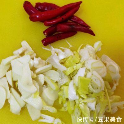 小米辣|小白菜炒蟹黄菇这样做，营养又美味