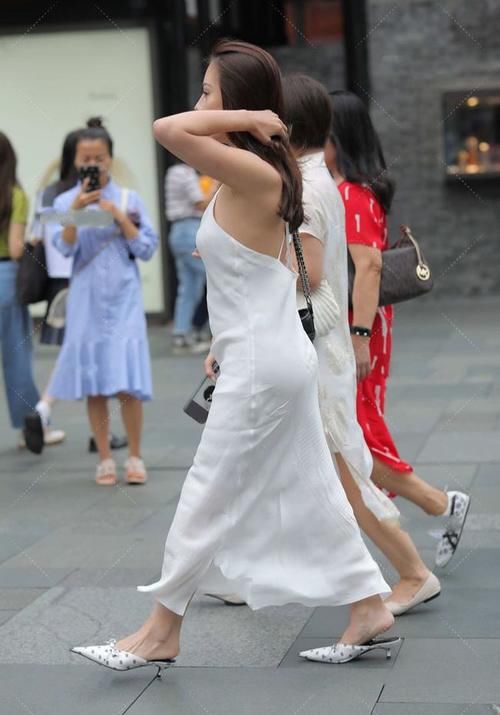 洋气|白色真丝连衣裙，勾勒丰满身材的同时，更显高级洋气