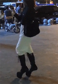 |搞笑GIF:姑娘 你这一字马厉害了 把旁边的小哥都吓跑了