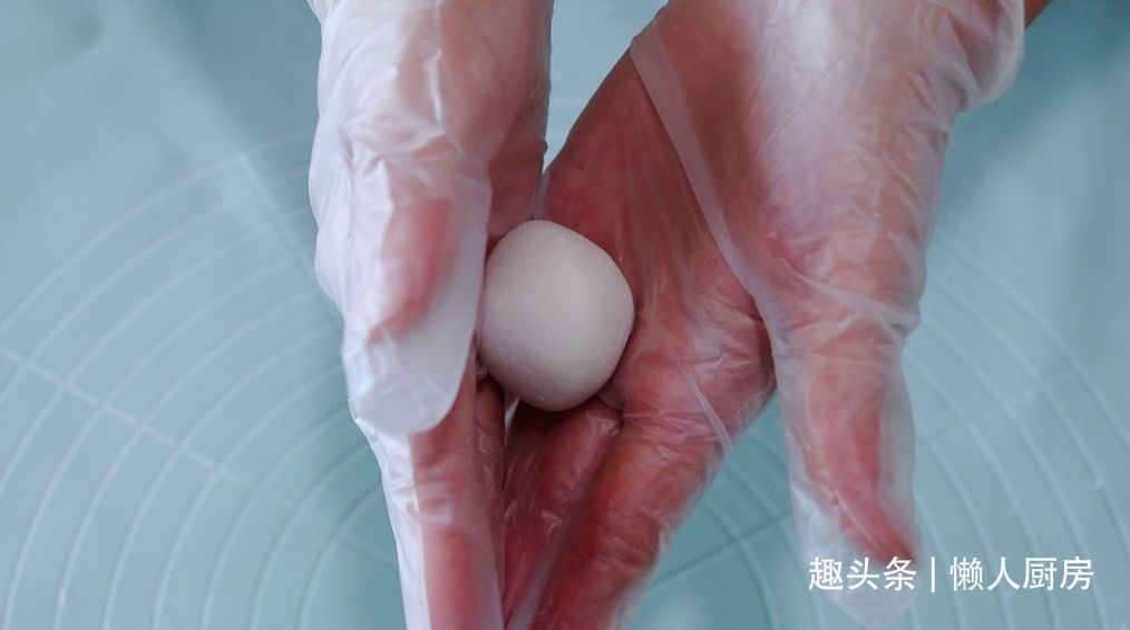 年糕不用买，撒点糯米粉，加点热水自己做，咬一口，还会爆浆