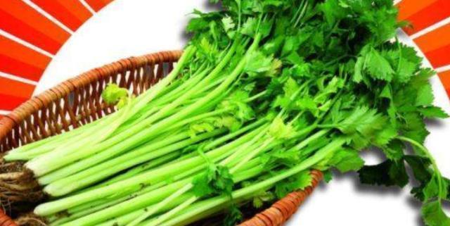 包芹菜饺子，直接拌馅就废了！多做一步，又绿又入味，鲜嫩多汁！