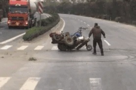 |搞笑GIF：妹子 有斑马线你们不 非要去翻护栏 这下尴尬了吧