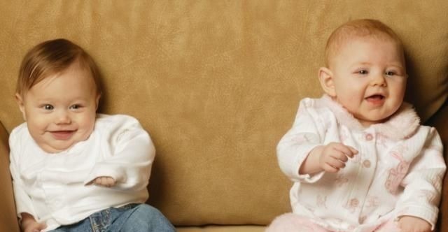 小樱|妈妈生双胞胎“一黑一白”,爸爸要亲子鉴定,医生的话让宝爸后悔