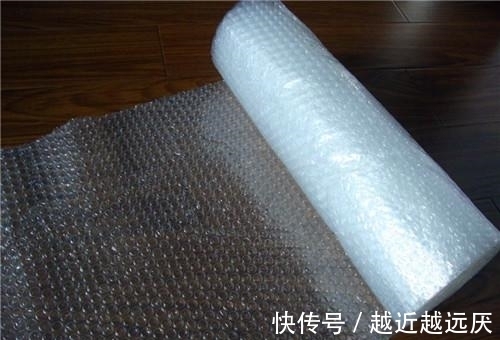 快递里的气泡垫直接扔掉?教你3个小妙用,解决各种生活烦恼