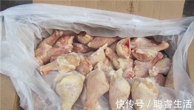 小技巧|买冷冻鸡腿时，别再直接拿起来就走了，教你小技巧，买的更新鲜
