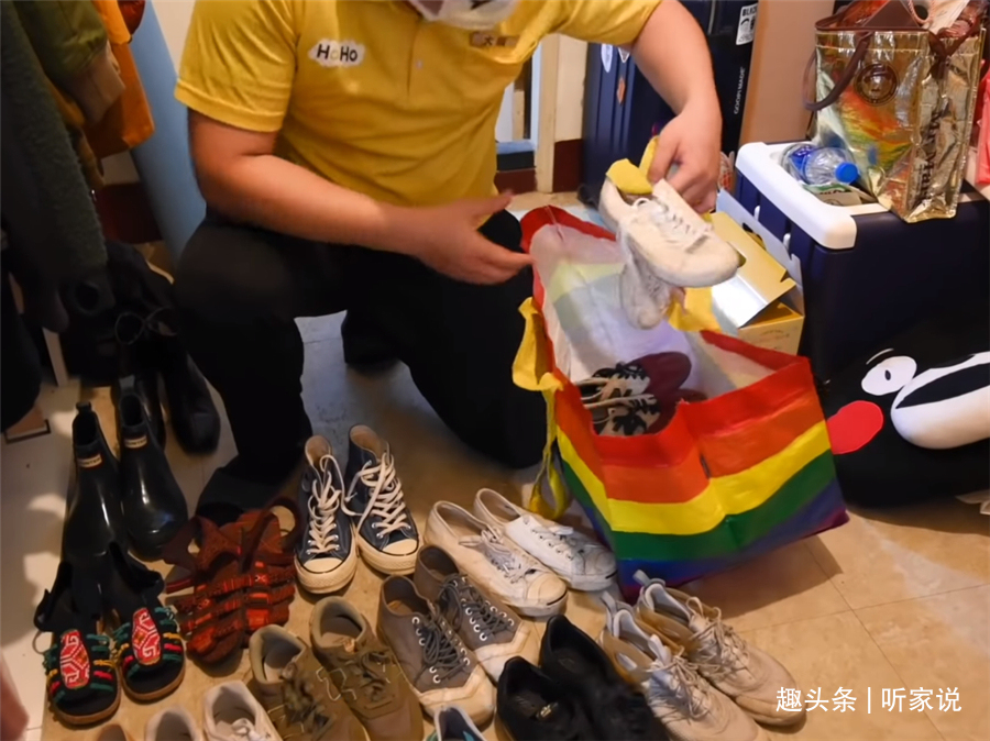 姑娘|“囤积癖”姑娘10㎡卧室，衣服堆积如山，3名整理师8小时打扫干净