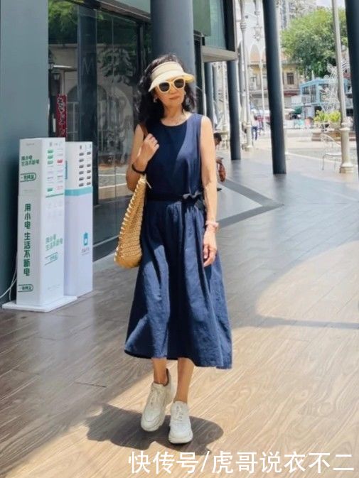 条纹衫|60岁女人夏季如何穿得时髦漂亮，教你4个技巧，分分钟年轻二十岁