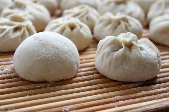 面团|三伏天蒸包子，用酵母粉还放碱面吗？照着发面，包子蓬松圆鼓