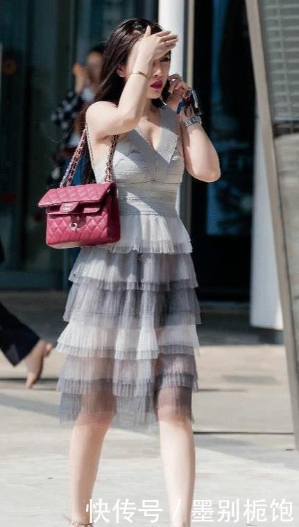 过时|街拍美女:A字裙已经过时,新出的眼影裙火了起来,梦幻又少女