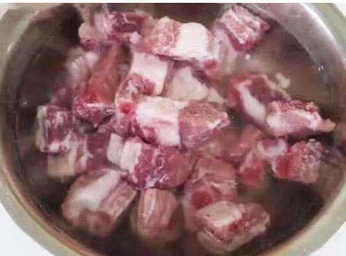 炖排骨|炖排骨一煮就老？多数人此步易做错，难怪排骨不入味儿也不鲜！