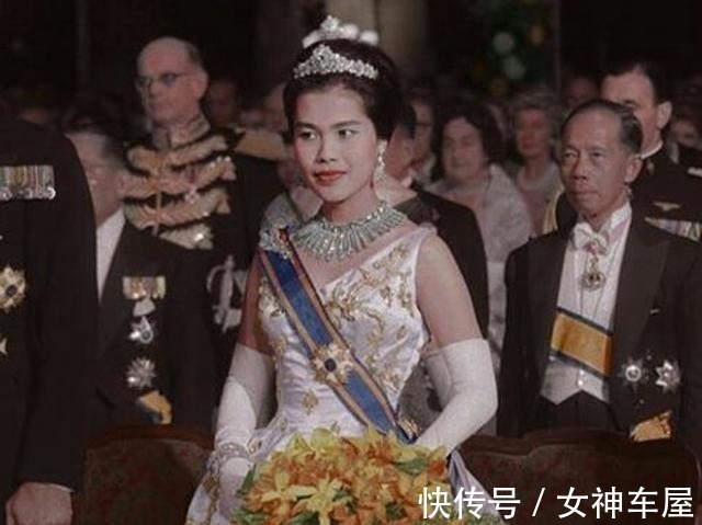 拉玛五世 诗丽吉戴两顶头饰都很壕气了，不曾想她手上还有四个镯子，好震撼！