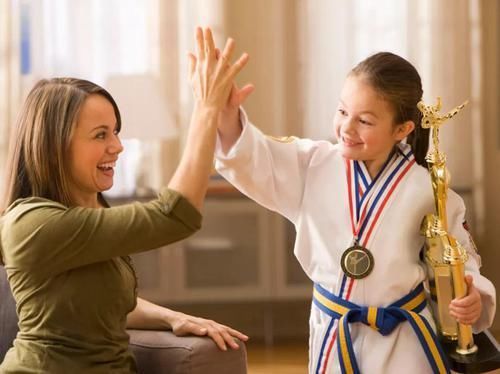 补课|家里一面墙贴满了娃的奖状,妈妈却开心不起来,是我也高兴不了