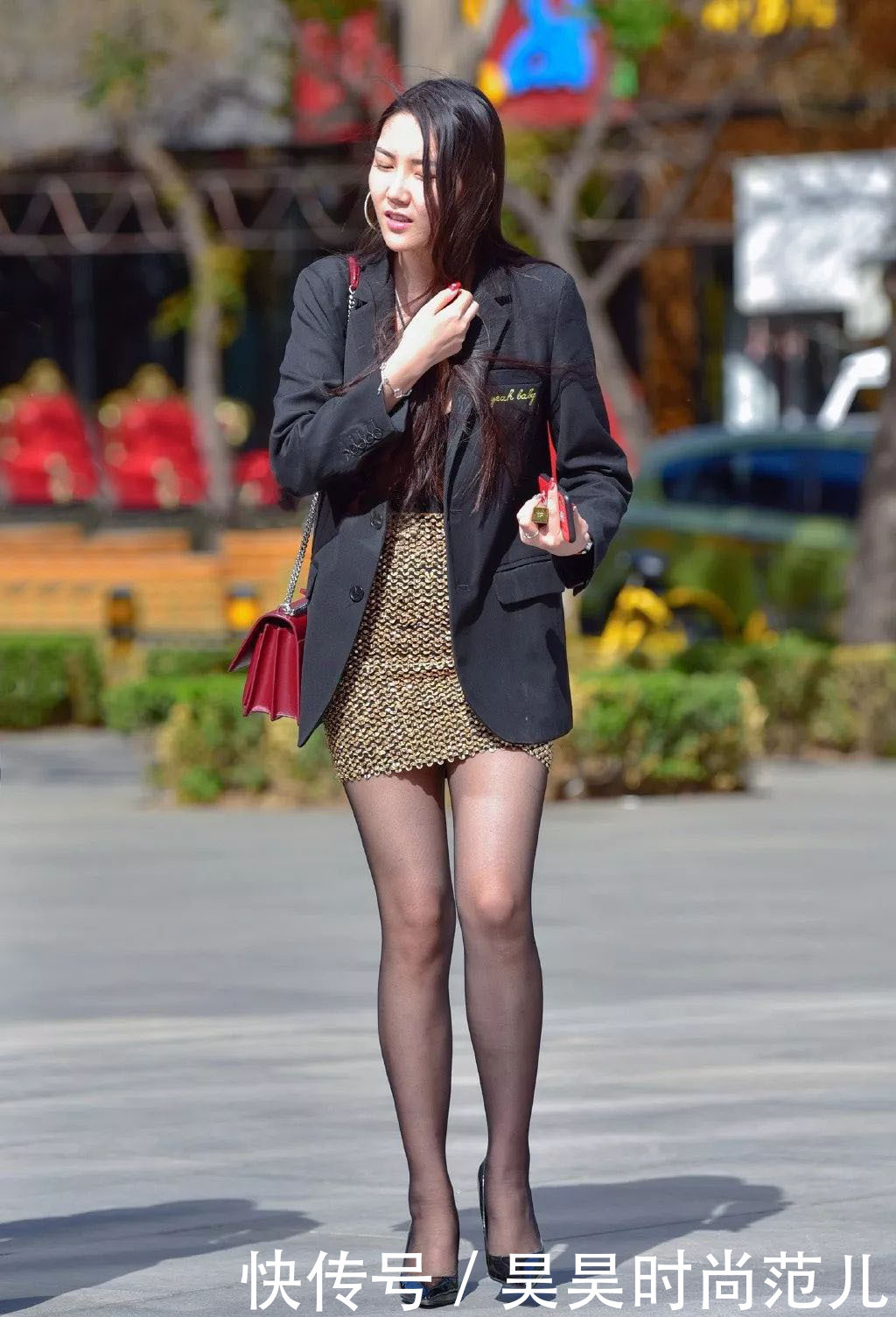 黑色|气质女孩偏爱小西装搭配,即便只搭一条高腰半身裙,也照样有魅力