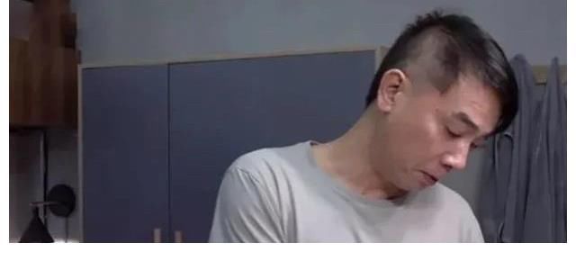 《披哥》成團(tuán)名單已經(jīng)出來(lái)，最終留下十七名成員，其中陳小春擋住無(wú)愧的第一名