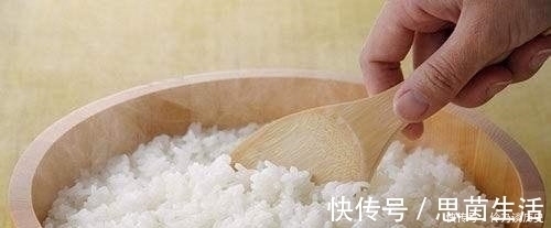 蒸米饭技巧:只要加了“它”,米饭香甜,奶奶用了一辈子,太实用