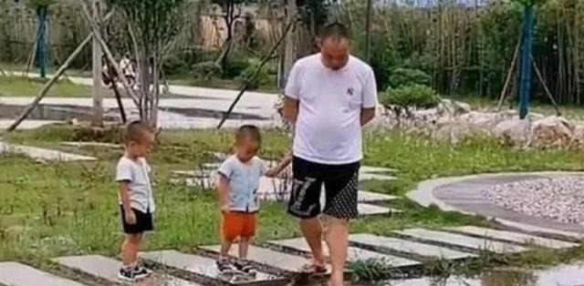 儿子|爸爸带双胞胎儿子出去玩,快天黑了都没回家,妈妈找到后哭笑不得