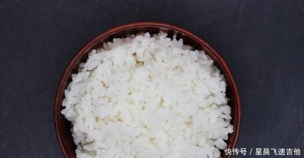 炒饭|做酱油炒饭,米饭不要直接下锅,多做1步,颜色好味道香,不粘锅!