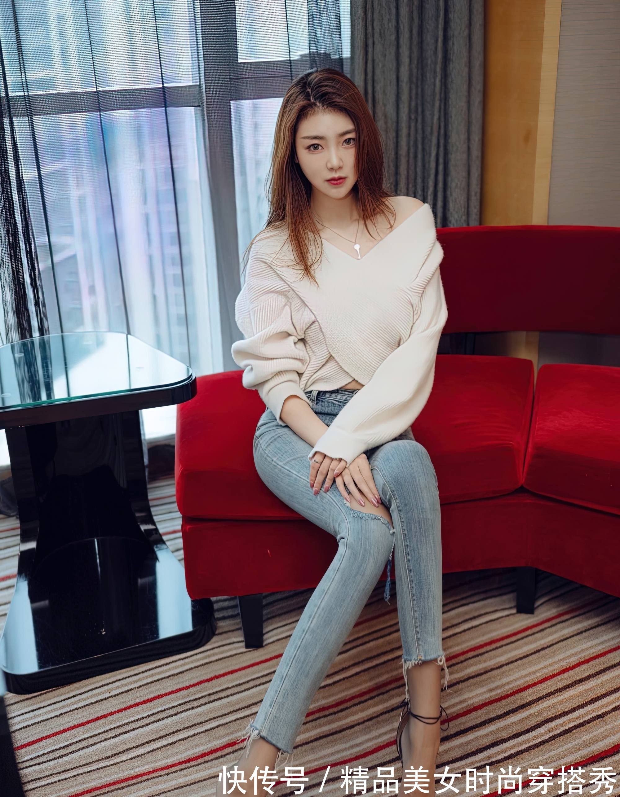 女人味|牛仔裤搭配针织上衣虽然比较普遍，但依然知性优雅不失女人味