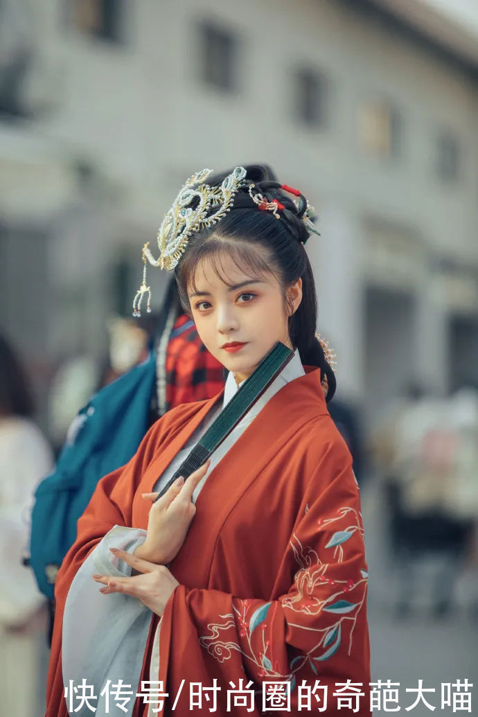 对襟衫&难得一遇的宝藏女孩!一人演绎出了四大美女,火遍国内走出世界