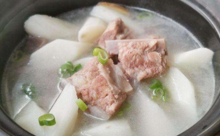 炖排骨汤,加冷水炖还是加热水炖?很多人常做错,难怪汤不鲜