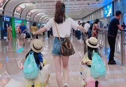 辣妈|二胎妈妈带娃机场照火了,网友羡慕:后悔没有早一点生孩子